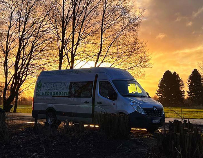 Floreana Transporter in der Abendsonne